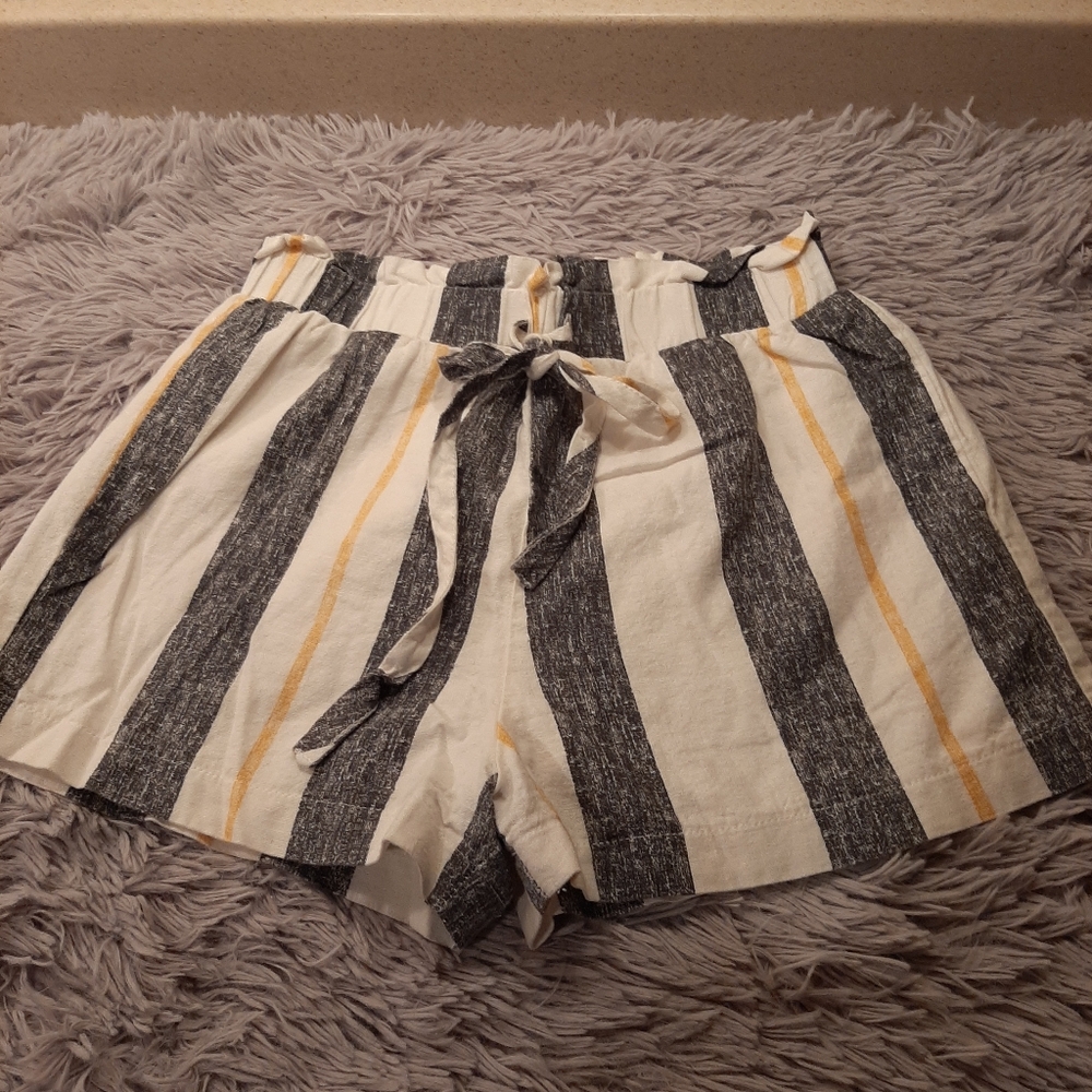 Super Cute Linen shorts Size Small